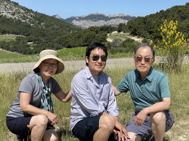 Three travelers in front of the Dentelles de Montmirail mountains in Provence
