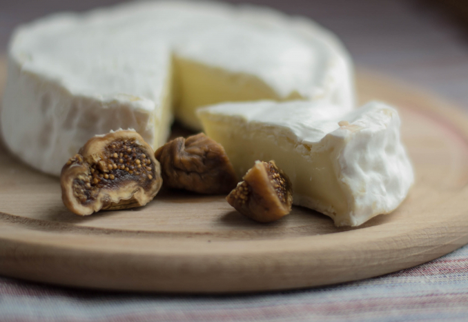 camembert cheese with figs