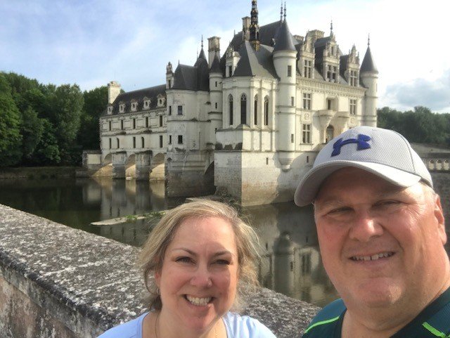 Travelers in front of Chenonceau castle in the Loire Valley