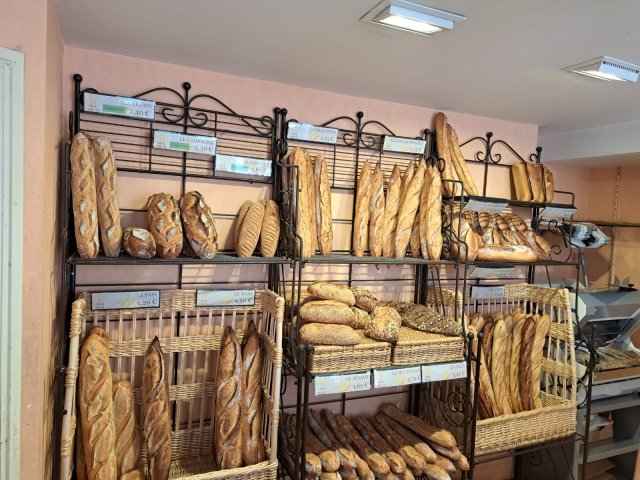 Fresh traditional French baguettes Baguettes in a bakery