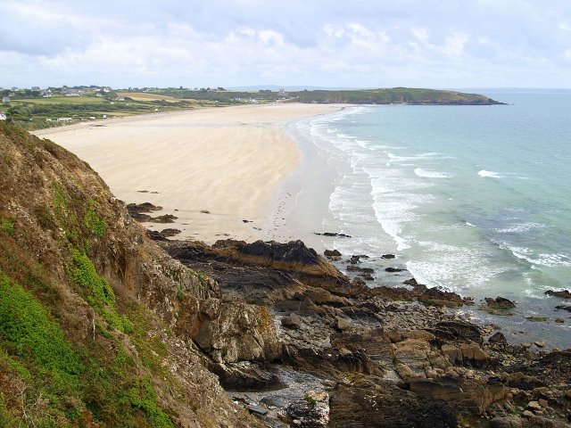 A panoramic sideways view of the wide golden sandy beach of Trez Bellec in Brittany
