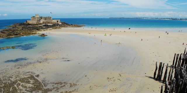View of the white sandy beach at Saint-Malo, with the Fort National and the sea in the background