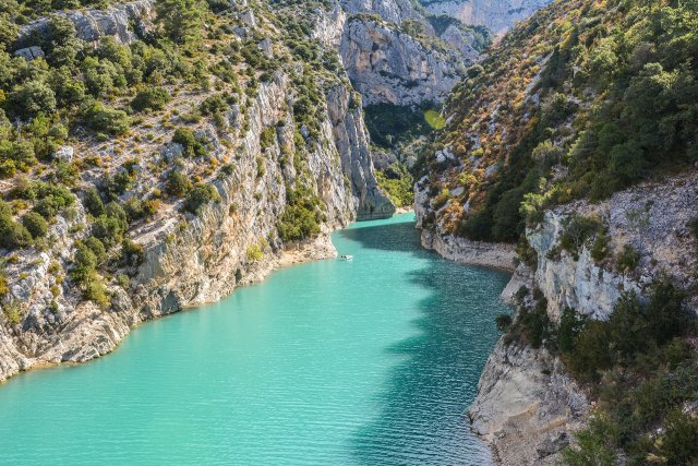 The turquoise water of the river through the Verdon Gorge