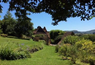 A gorgeous house nestled between the woods and the Dordogne river