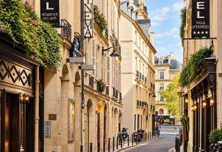 Isn't this street "typiquement Parisienne ?"