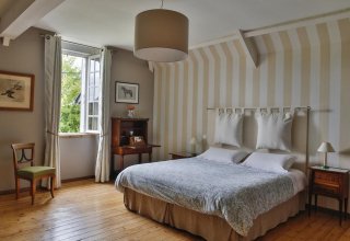 Stay in a comfortable room with a view over the park Stay in a comfortable room with a view over the park