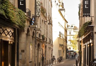 Isn't this street "typiquement Parisienne ?" Isn't this street "typiquement Parisienne ?"