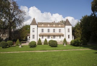 A beautiful mansion in the Burgundy vineyard A beautiful mansion in the Burgundy vineyard