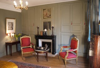 ... decorated with antiques ... decorated with antiques