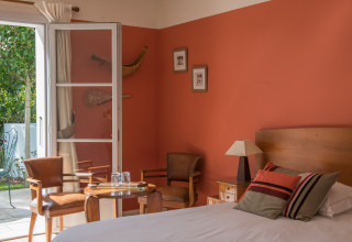 The rooms are spacious and independent - for dinner, you have several restaurants less than 5 minute drive. 