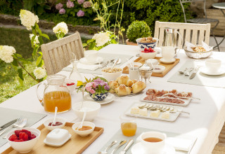 On a sunny day, enjoy breakfast in the garden