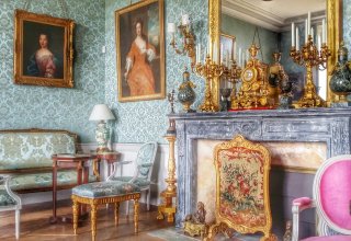 ...with a very delicate 18th century decoration... ...with a very delicate 18th century decoration...