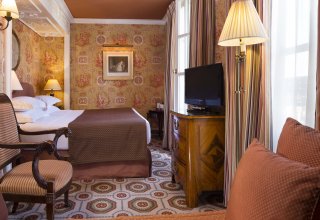 Stay in a comfortable room... Stay in a comfortable room...
