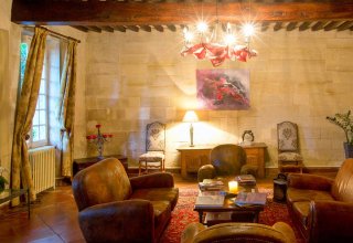 Meet with fellow travelers in cozy communal areas Meet with fellow travelers in cozy communal areas