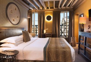 Enjoy a lavishly decorated room with view... Enjoy a lavishly decorated room with view...
