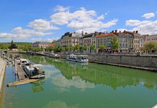 In a quiet street just behind the Marne canal with all bars & restaurants In a quiet street just behind the Marne canal with all bars & restaurants