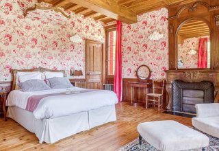 very large suite-room, with views over a lovely park with ancient trees very large suite-room, with views over a lovely park with ancient trees