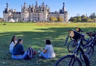 The FJFY team having a picnic in front of Chambord castle