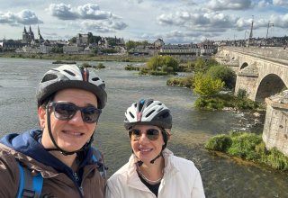Travelers Oswaldo and Claudia from Brazil biking in the Loire Valley