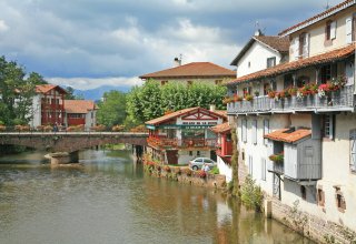 Saint-Jean-Pied-de-Port village © W. Bulach, CC-BY SA 4.0 Saint-Jean-Pied-de-Port village