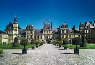 Arrival to Fontainebleau castle