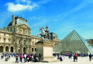 Main entrance to the Louvre Museum ©Paris TO