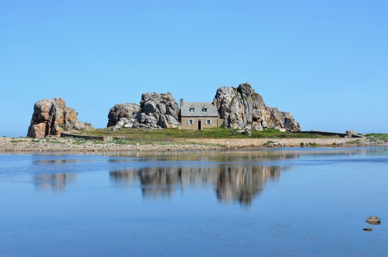 Maison du Gouffre (a small house between two huge boulders) in Plougrescant, Brittany 