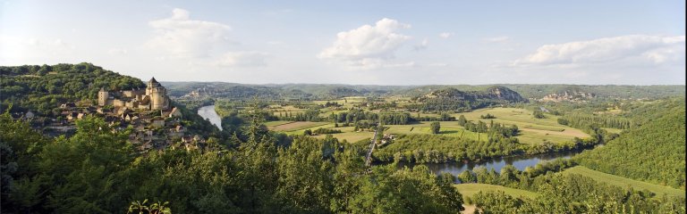 Castelnaud castle and the Dordogne river