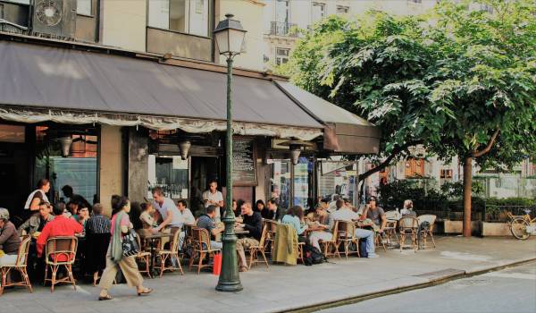 cafe terrace ambiance paris marais