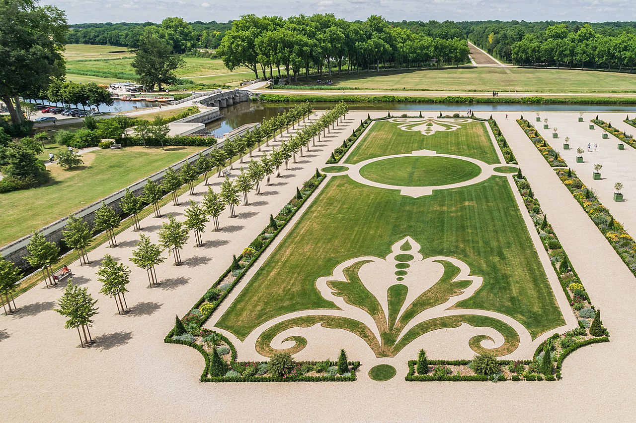 Chambord castle gardens