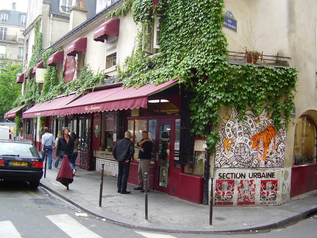 cafe in le marais in paris