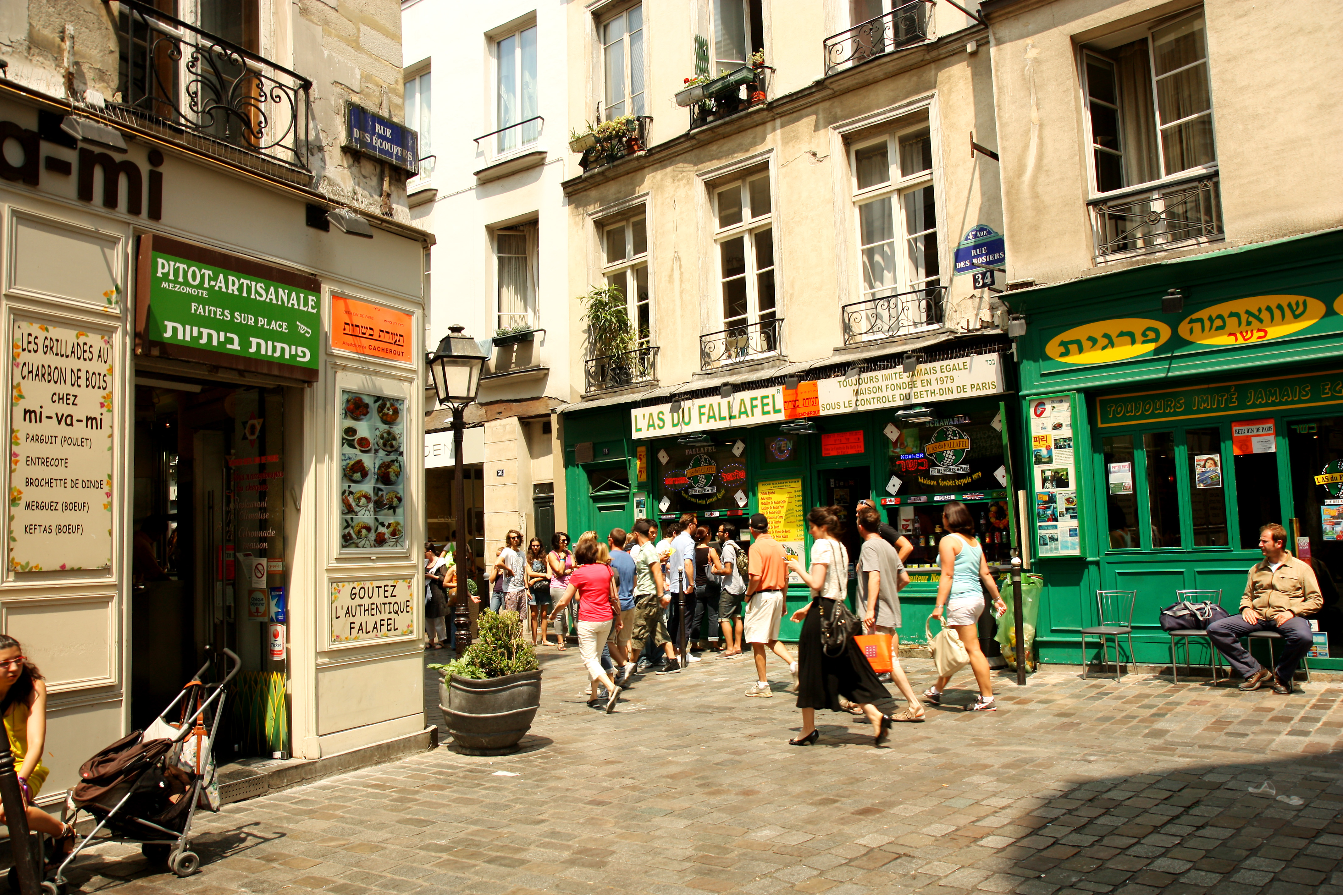 Rue des rosiers in Paris Jewish Quarter
